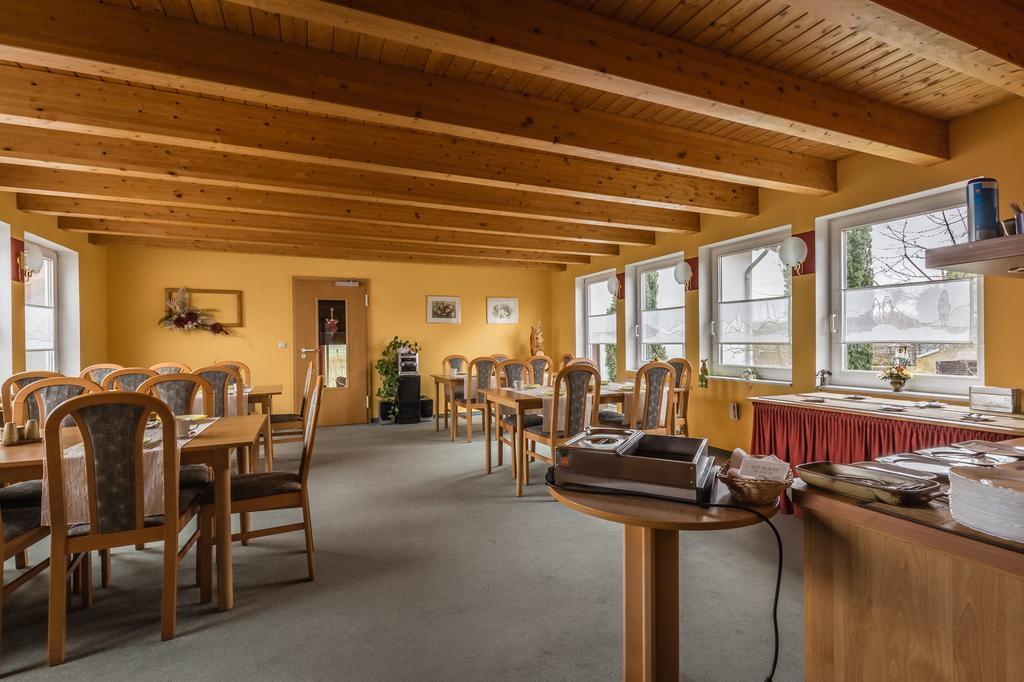 Hotel-Pension Am Rosarium Sangerhausen Buitenkant foto