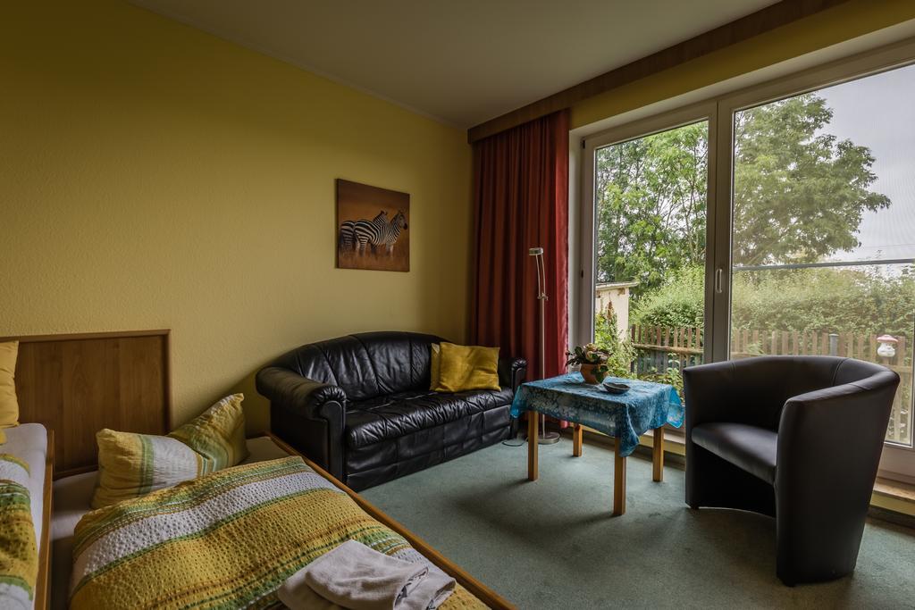 Hotel-Pension Am Rosarium Sangerhausen Kamer foto