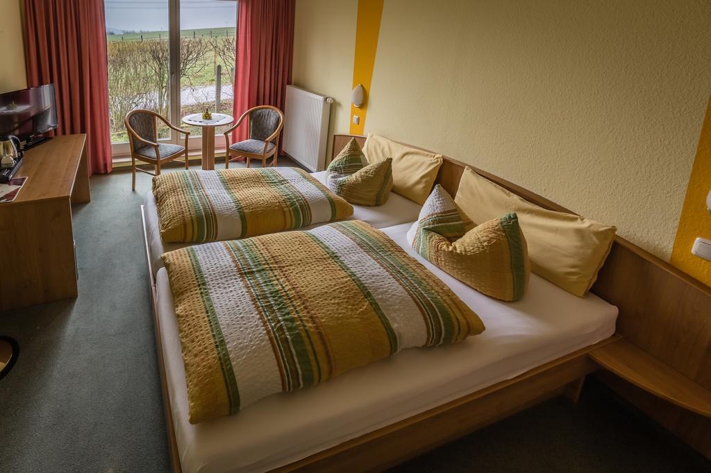 Hotel-Pension Am Rosarium Sangerhausen Kamer foto