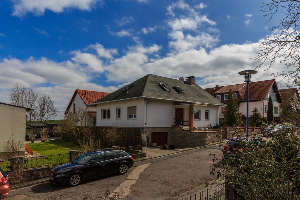 Hotel-Pension Am Rosarium Sangerhausen Buitenkant foto