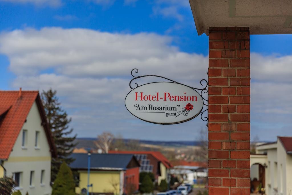 Hotel-Pension Am Rosarium Sangerhausen Buitenkant foto